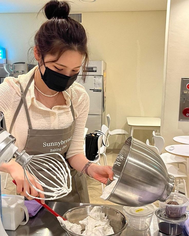Tạp dề làm bánh với túi trước ngực để đựng dụng cụ.