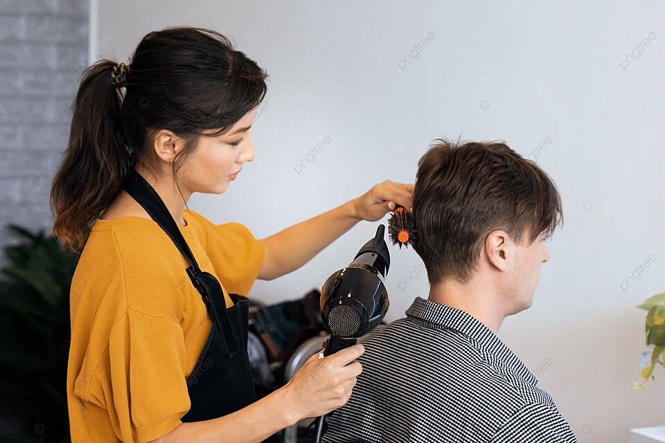Nhà tạo mẫu tóc đeo tạp dề đen chuyên dụng, cắt tóc cho khách hàng.