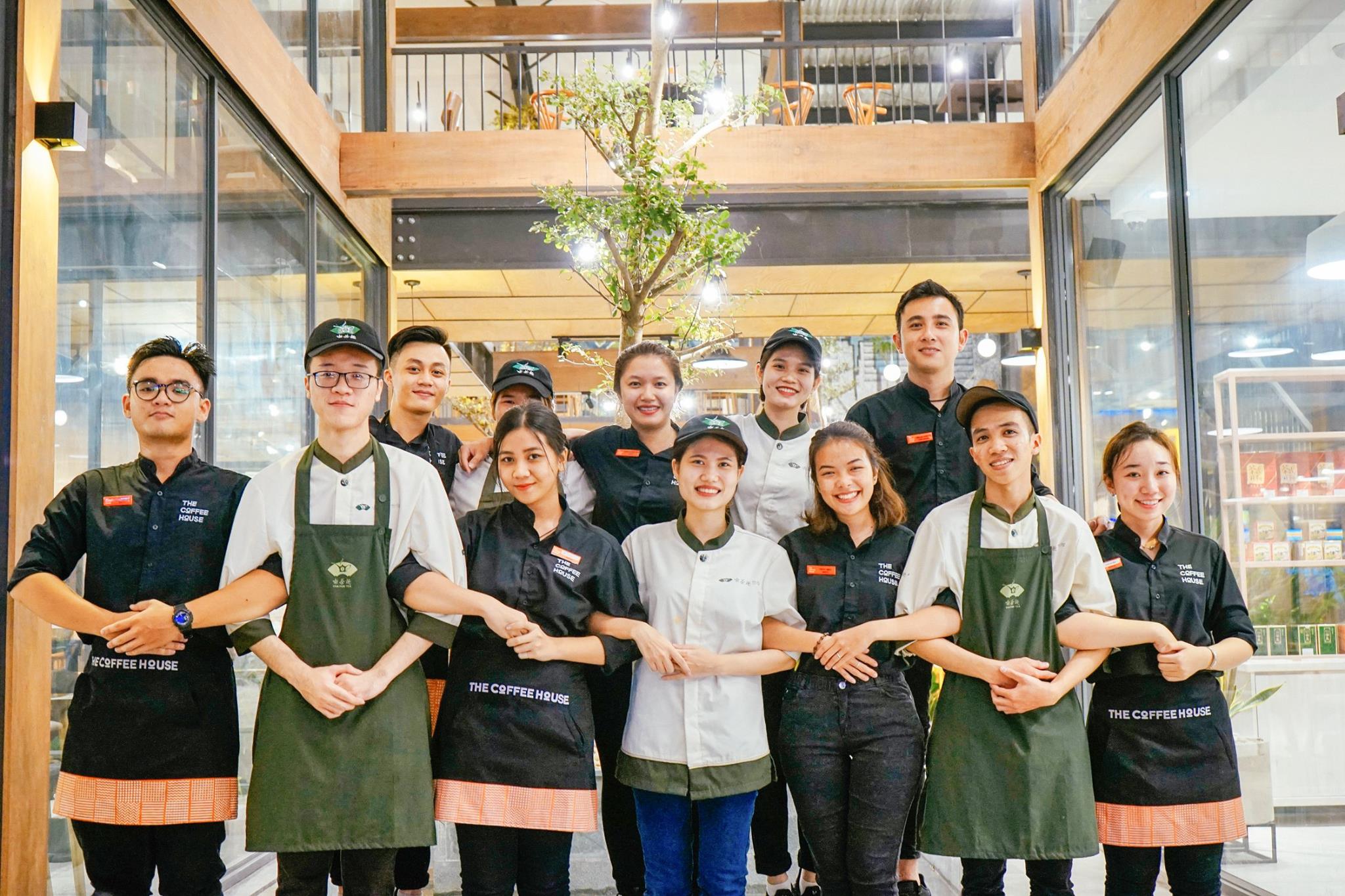 Tạp dề giúp nhân viên quán cà phê trông chuyên nghiệp hơn.