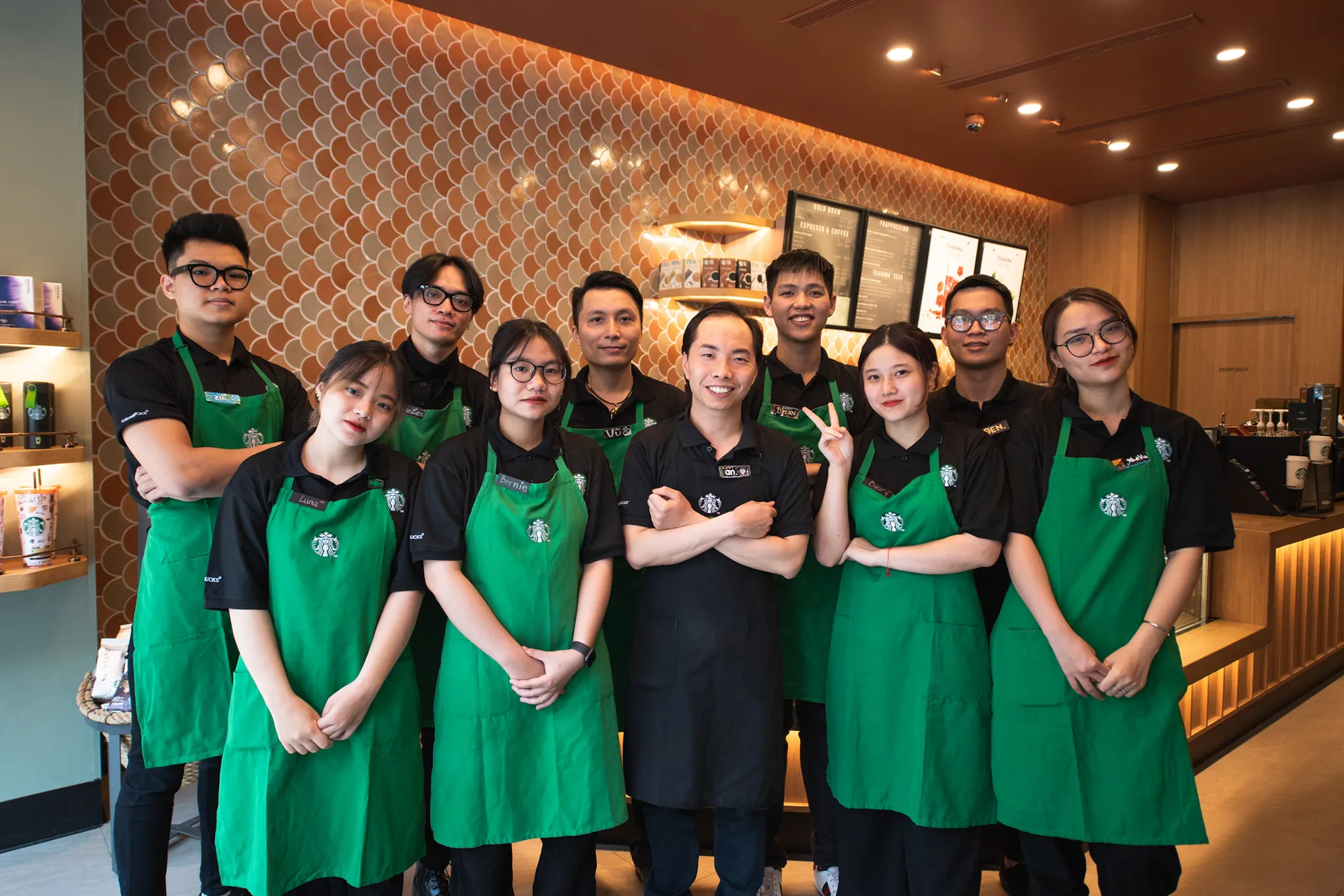 Tạp dề đồng phục quán cà phê giúp nhận diện thương hiệu.
