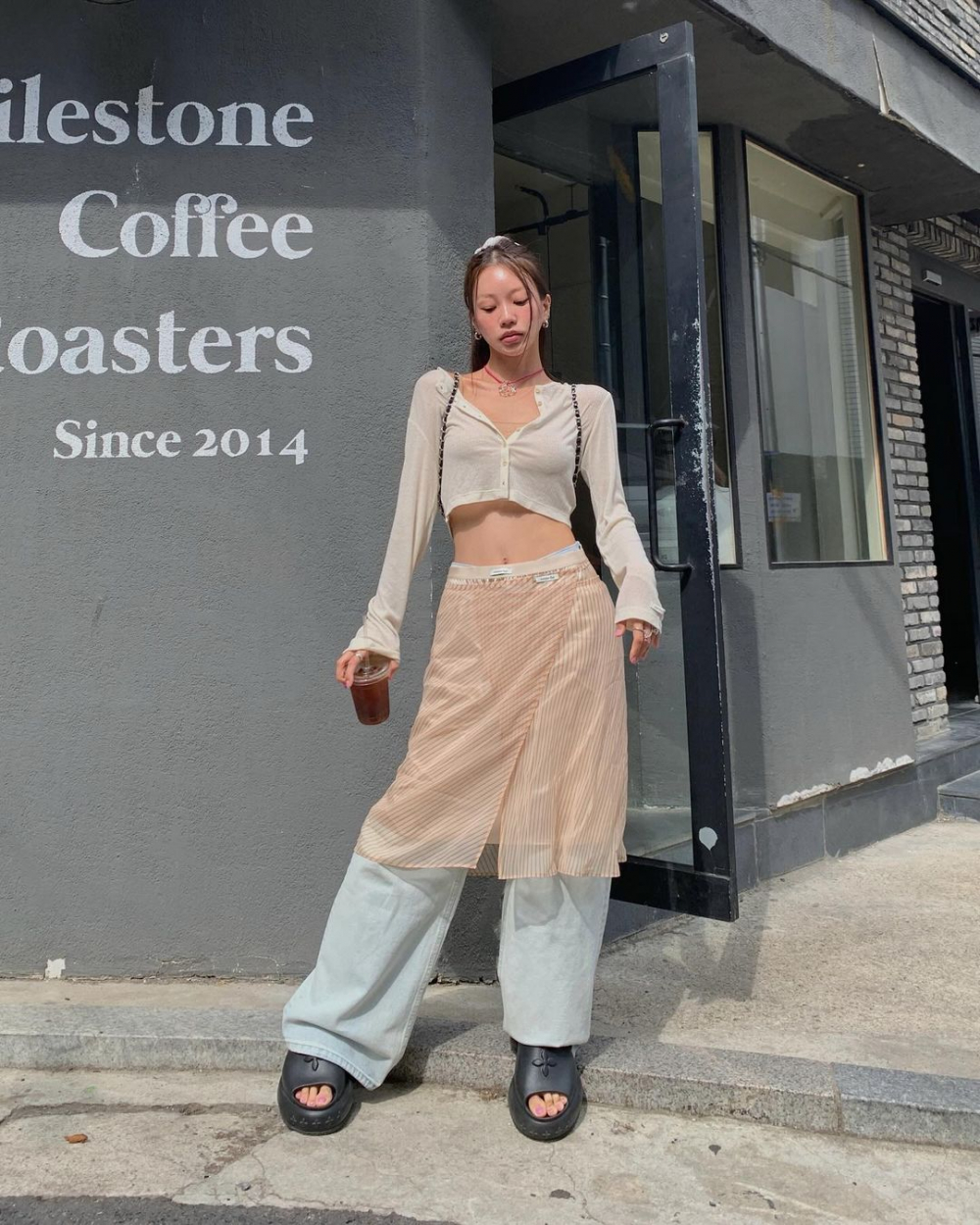Tạp dề thời trang phong cách minimal kết hợp với outfit hiện đại.