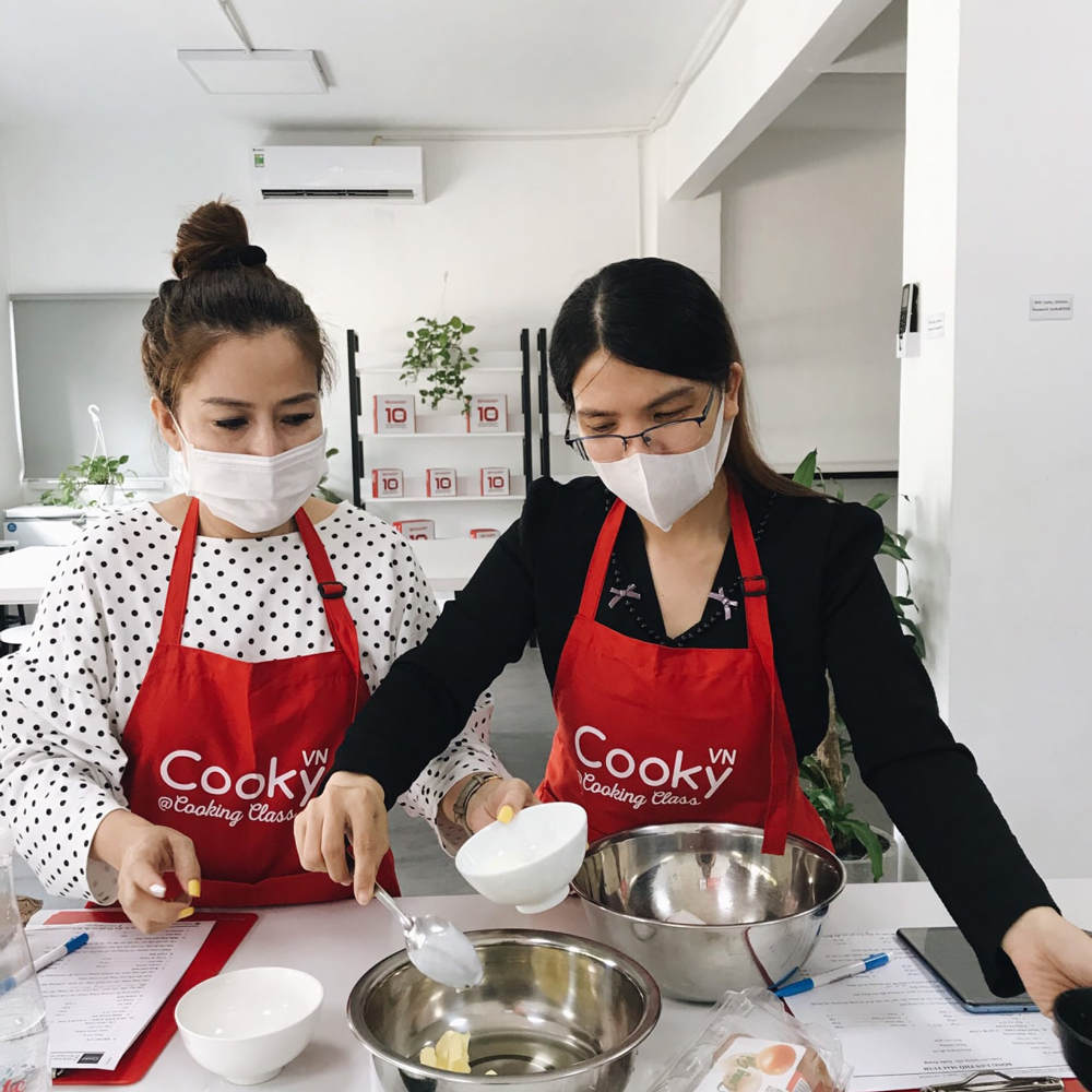 Tạp dề truyền thống trong các bữa cơm gia đình Việt Nam.