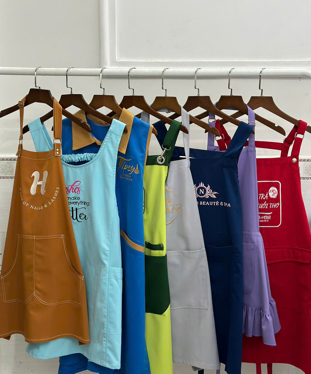 Hàng loạt tạp dề đồng phục được thêu logo tại xưởng may chuyên nghiệp